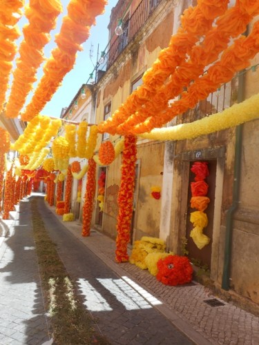 Rues de Tomar pavoisées pour la fête des Tabuleiros