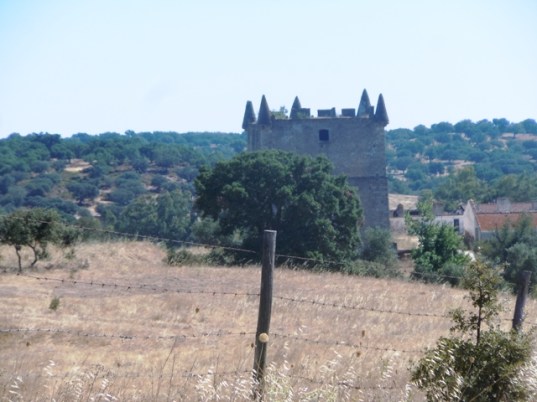 la Tour de Brotas perdue dans la campagne