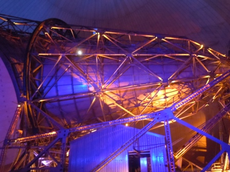 l'antenne éclairée pendant le spectacle