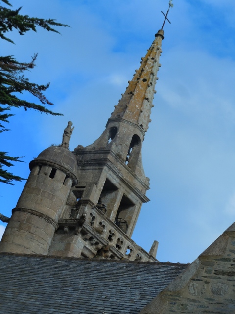 l'église de Locquirec et le pélerin de Compostelle