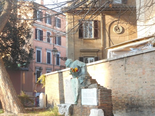 Piazza Trilussa : on a fleuri le poète