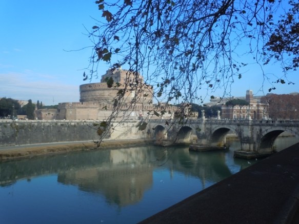 Château saint Ange et Pont saint Ange qui y conduit