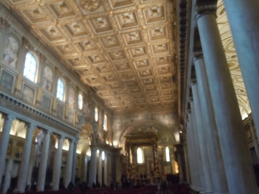 Vaste nef très claire avec le plafond à caissons