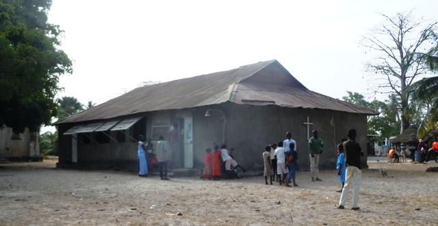 la place de l'église de Carabane