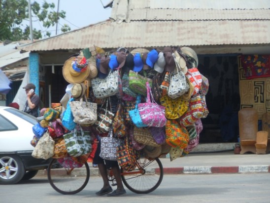 Cap Skirring : marchand de souvenirs