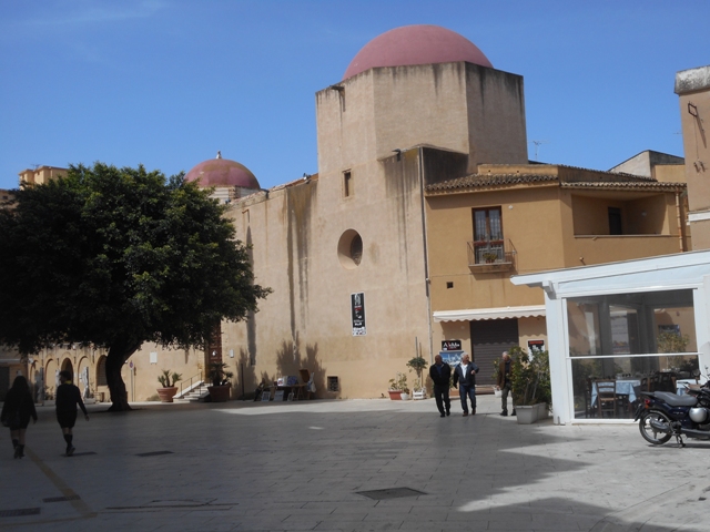 Place du Plebiscite et église S Ignazio le musée du Satyre