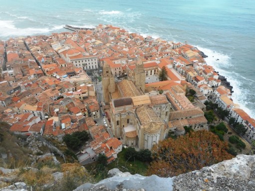 Vue du chemin de ronde : église et cloître