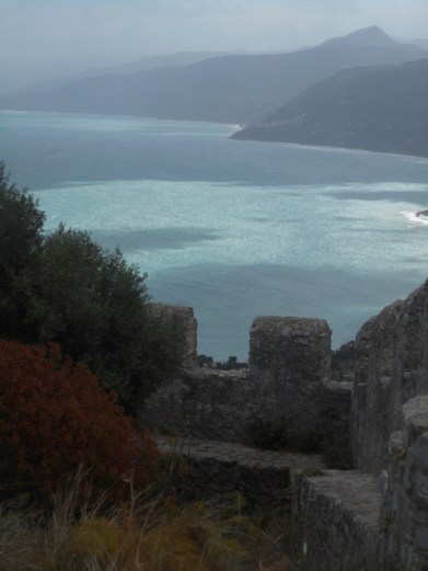 le château au sommet du rocher avait une vue étendue jusqu'aux îles éolienne et l'etna