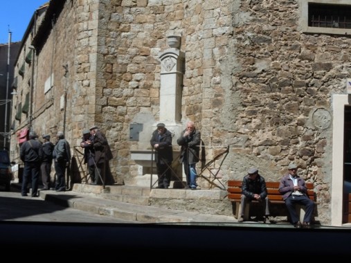 les hommes de Geraci sur la piazza