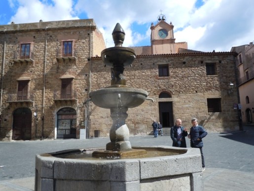 Castelbuono : piazza et fontaine