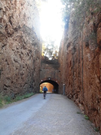 Piste cycliste sur le trajet de la voie ferrée : tranchée