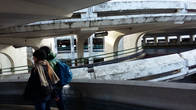 la rampe du parking des Arcades : vertèbres d'un énorme dinosaure