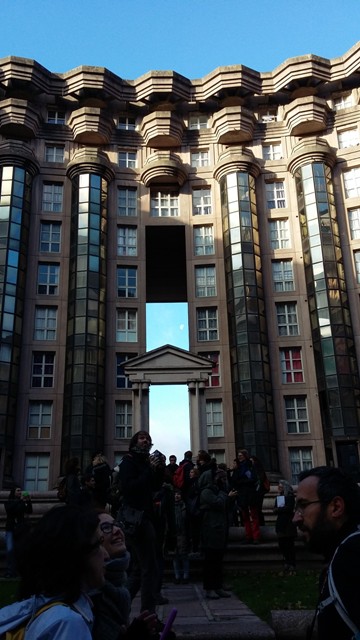 Il fait sombre dans la cour du Théâtre