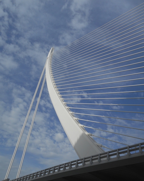 Ce n'est pas une lyre géante mais un pont suspendu!