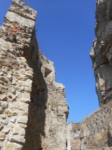 chateau sur la grotte habitée depuis la Préhistoire