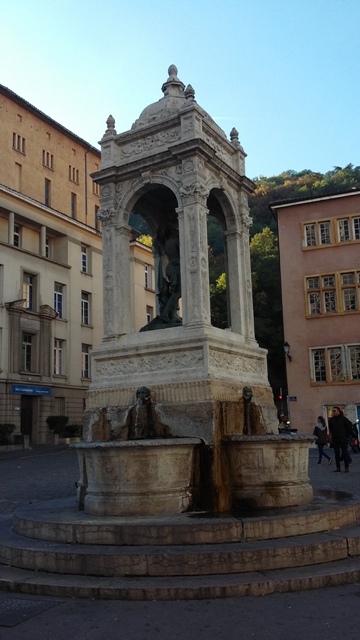 devant la primatiale Saint Jean