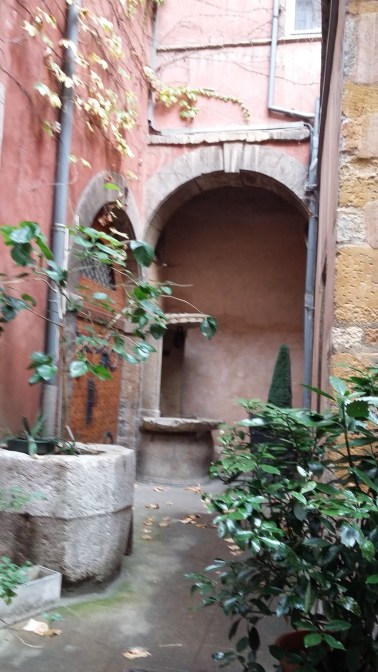 par les cours et les traboules