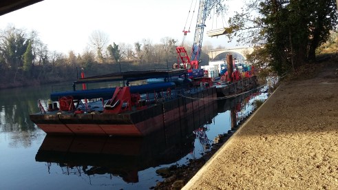 Péniche barrages flottants