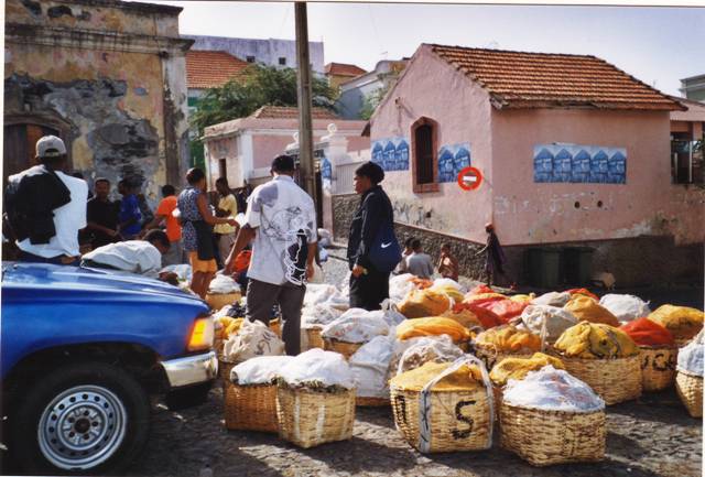 Le marché dans les paniers, le raisin du volcan