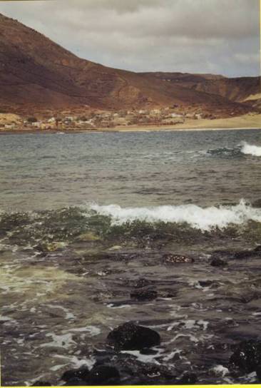 Au fond le petit village de Salamansas