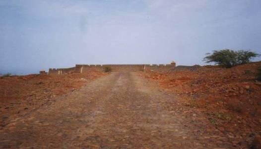 une rampe monte sur le plateau